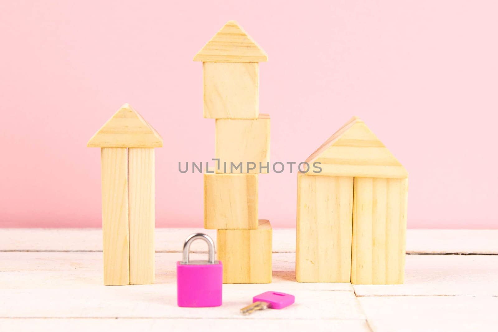 The wooden cubes are lined in the form of houses, next pads and keys. The concept of orend housing.