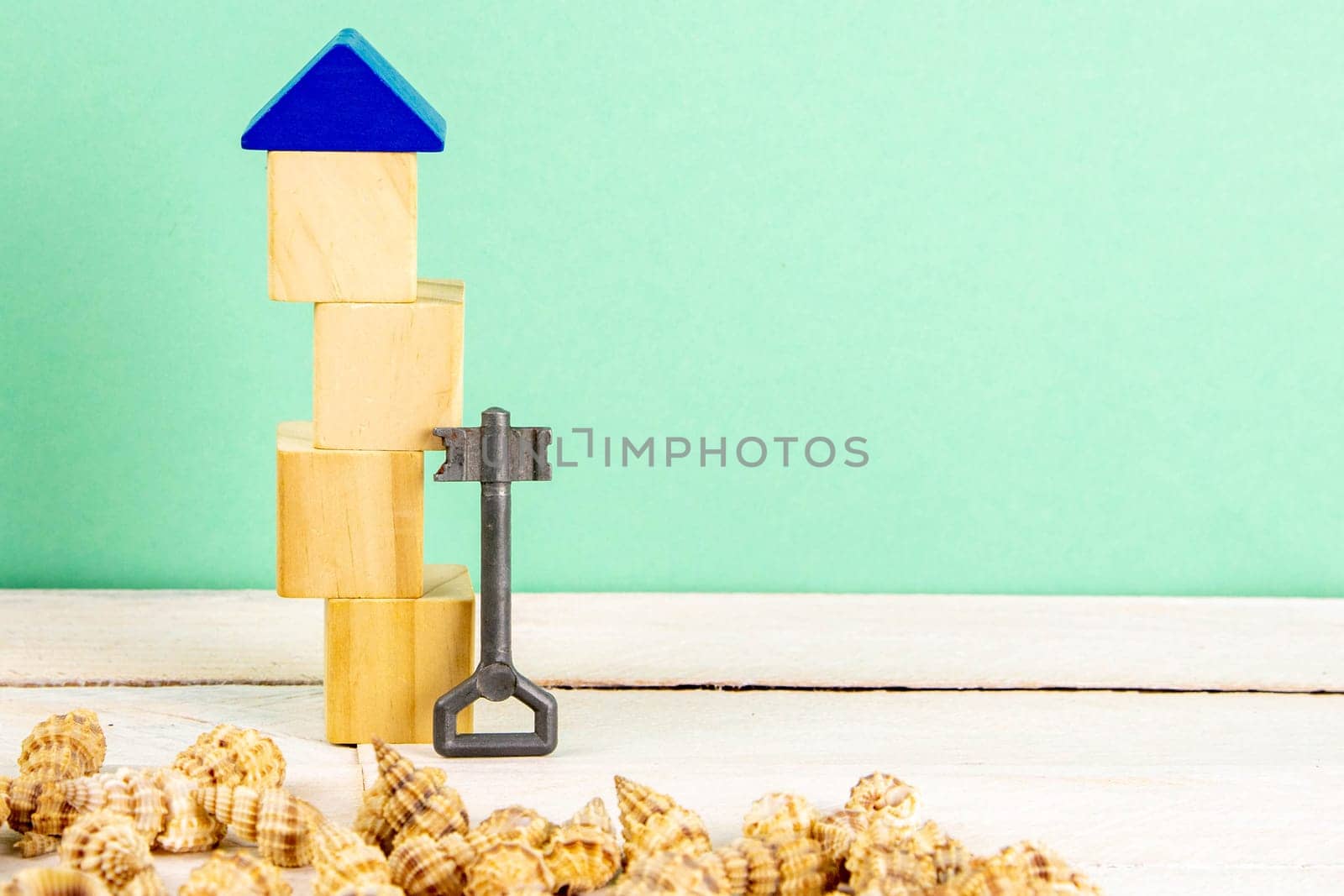 Shell-stocked in a bunch, there is room inside for a message and wooden cubes are lined in the shape of houses with pads and keys. The concept of renting a home.