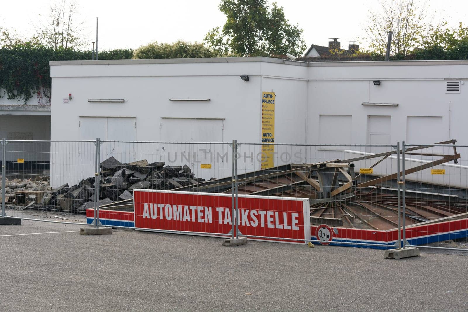 HEILIGENHAUS, NRW, GERMANY - OCTOBER 19, 2018:.Heiligenhaus, Nrw, Germany - October 19, 2018: .Demolition of the petrol station in Heiligenhaus behind the Real supermarket