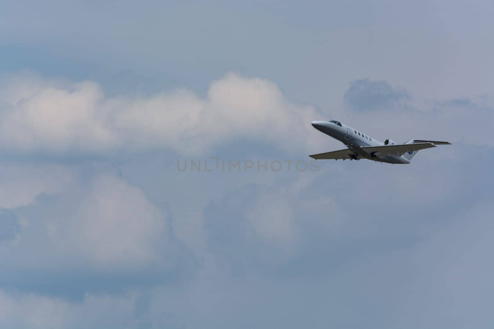 DuSSELDORF, NRW, GERMANY - JUNE 18, 2019:.Dusseldorf, Nrw, Germany - June 18, 2019:..Business Jet landet am internationalen Flughafen Düsseldorf.