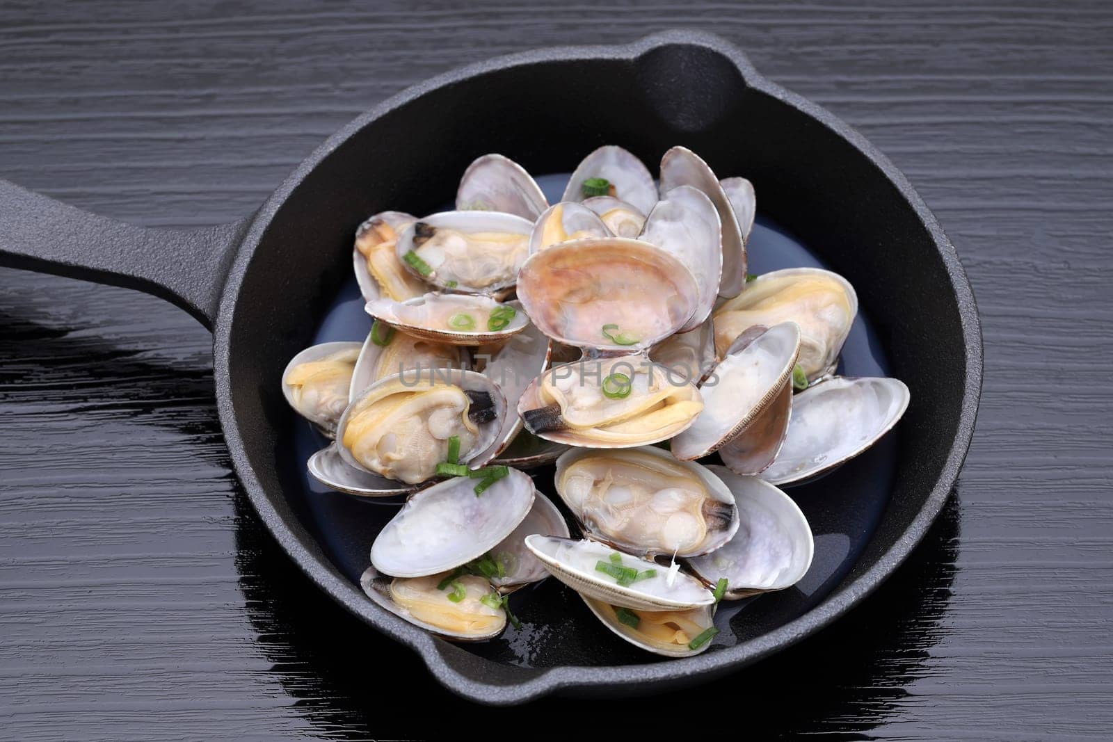 Japanese traditional cuisine, Sake steamed clams, Sakamushi, on table