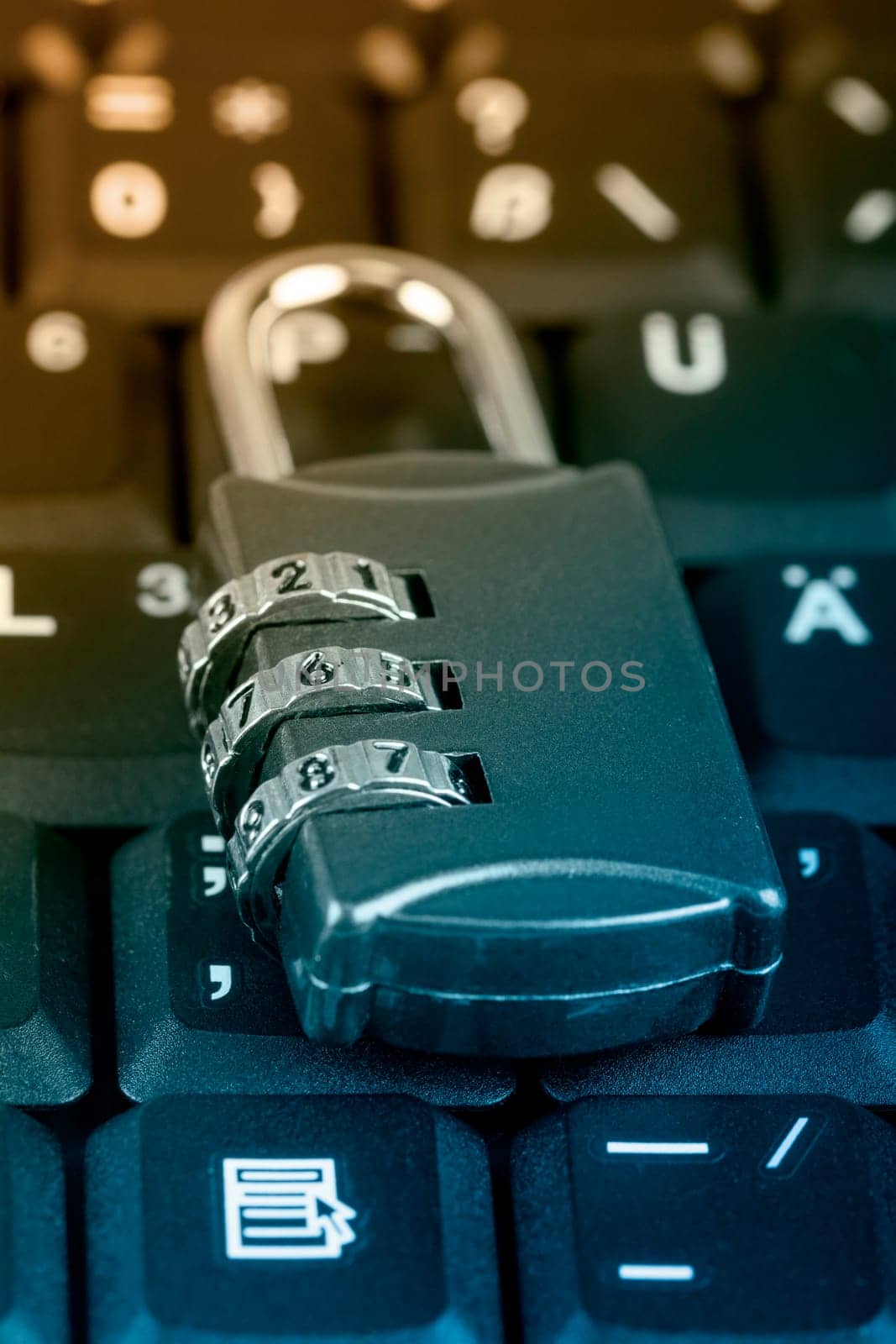 A padlock on a keyboard - symbol foto - save