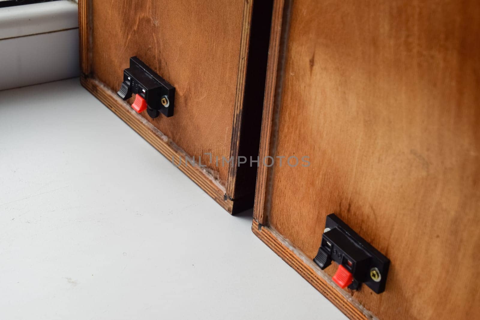 The back of the speakers. Terminals for attaching speaker wires to the speaker. Column speaker 15AS-208. Vintage Soviet bookshelf acoustics.