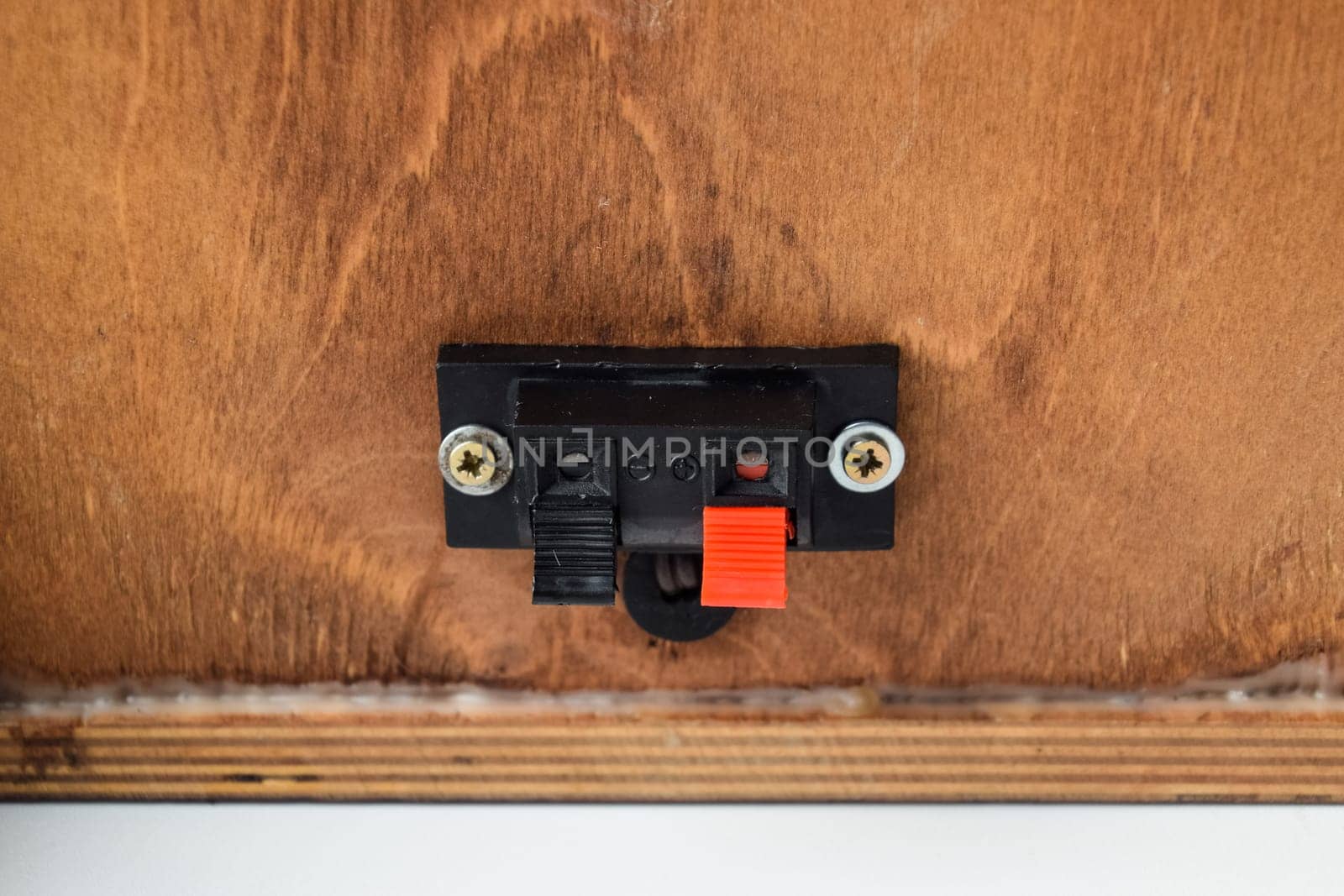 The back of the speakers. Terminals for attaching speaker wires to the speaker. Column speaker 15AS-208. Vintage Soviet bookshelf acoustics.