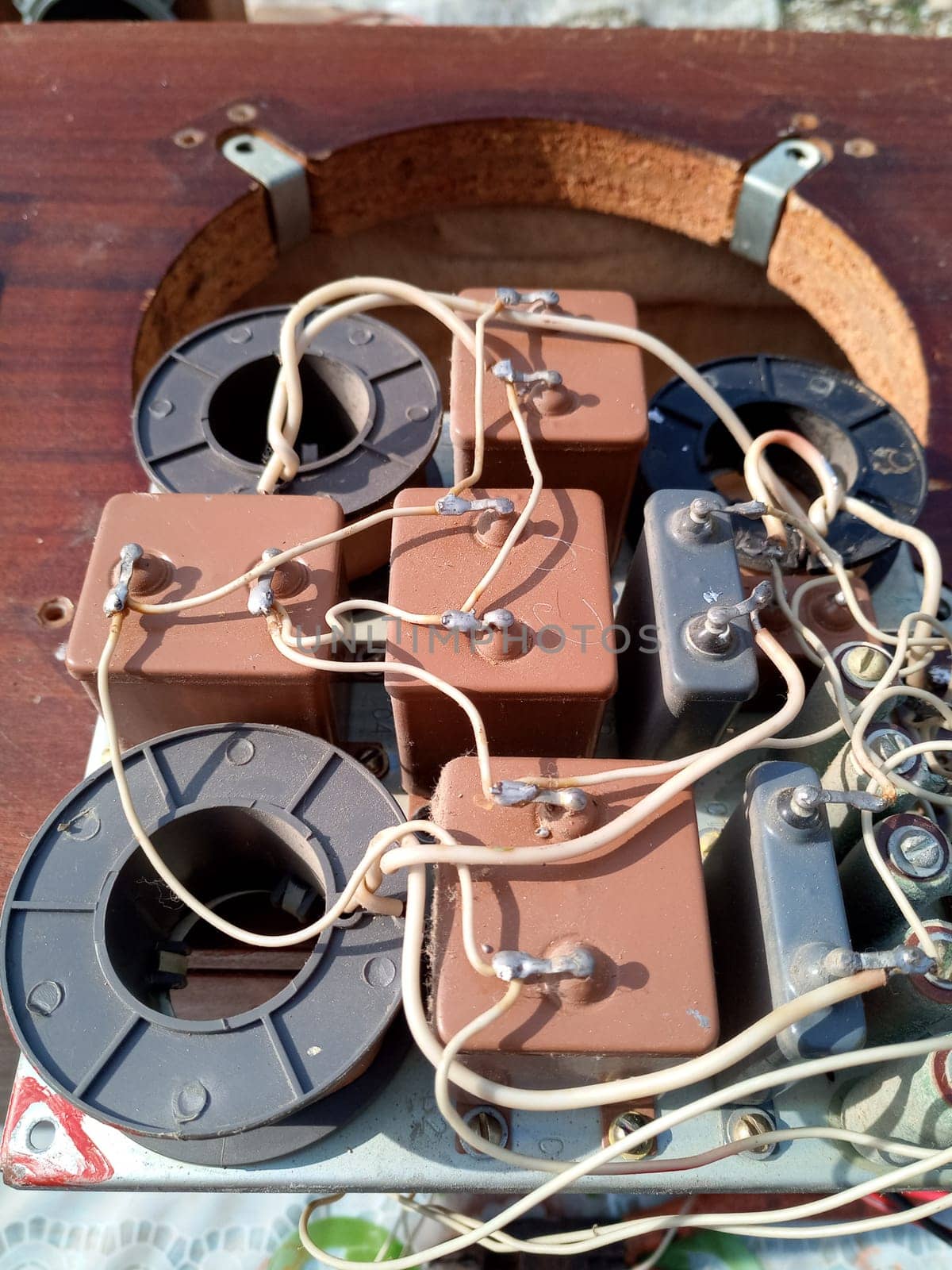 Acoustic filter - crossover, Amphiton 35AC-018 vintage acoustic system. Capacitors and coils on the circuit board.