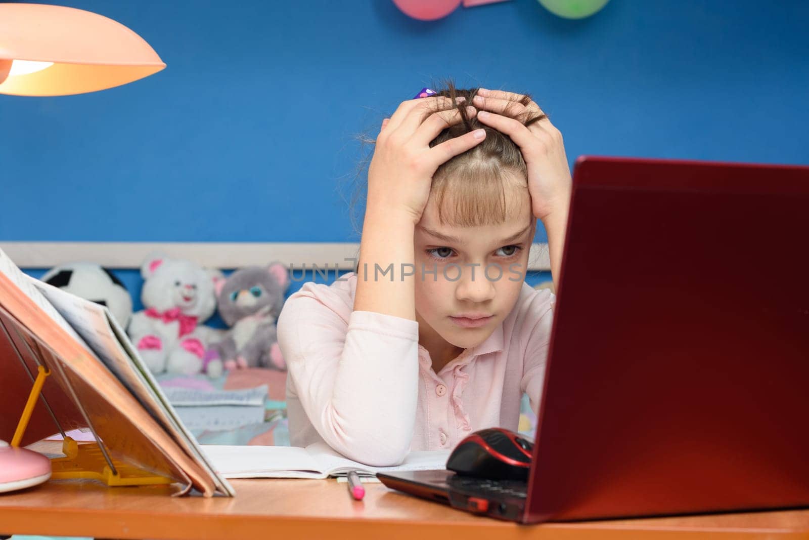 Girl faced the challenge of studying online at home