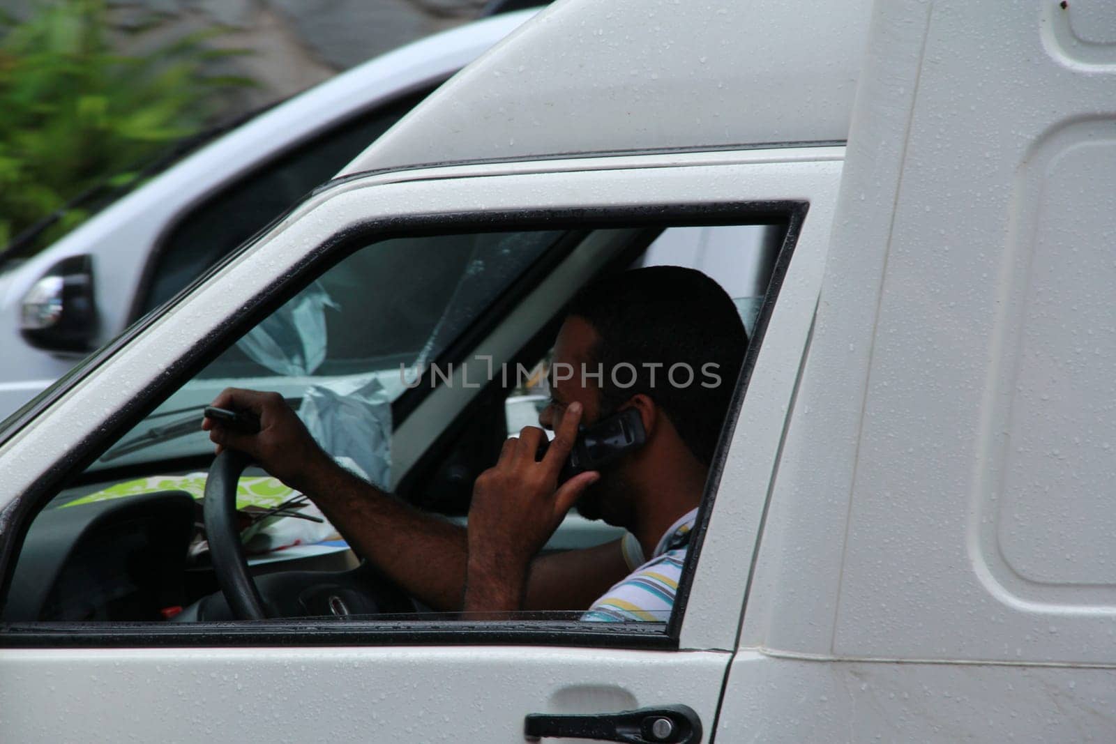 salvador, bahia / brazil - octuber 5, 2012: Driver is seen using the mobile device while driving in the city of Salvador .