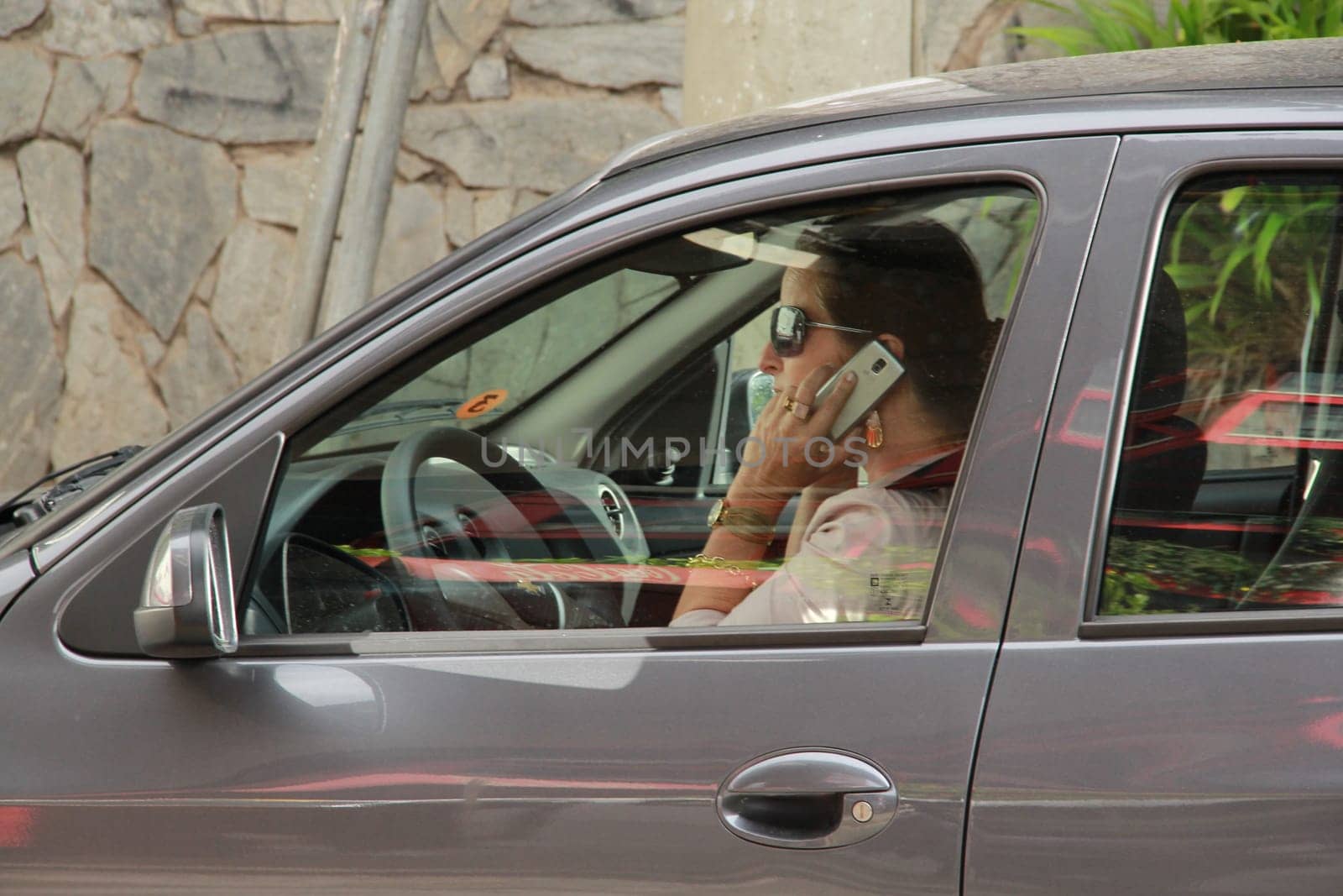 salvador, bahia / brazil - octuber 5, 2012: Driver is seen using the mobile device while driving in the city of Salvador .