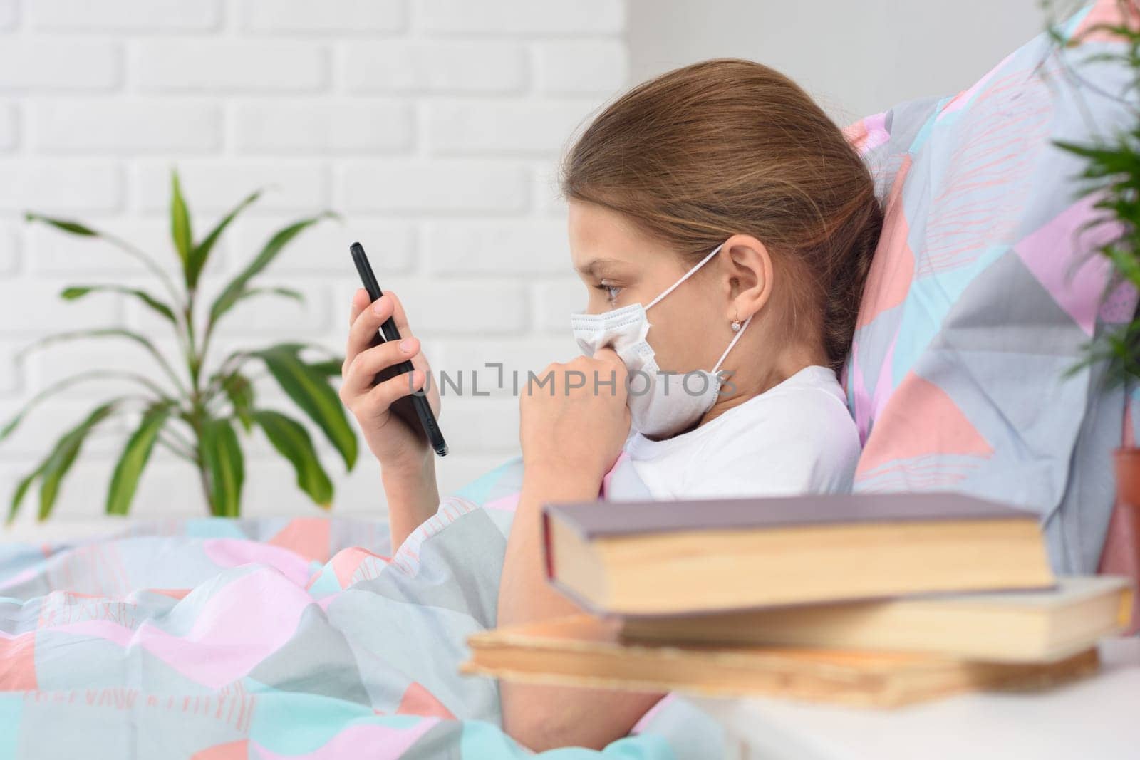 The girl in the hospital communicates with the onlany family