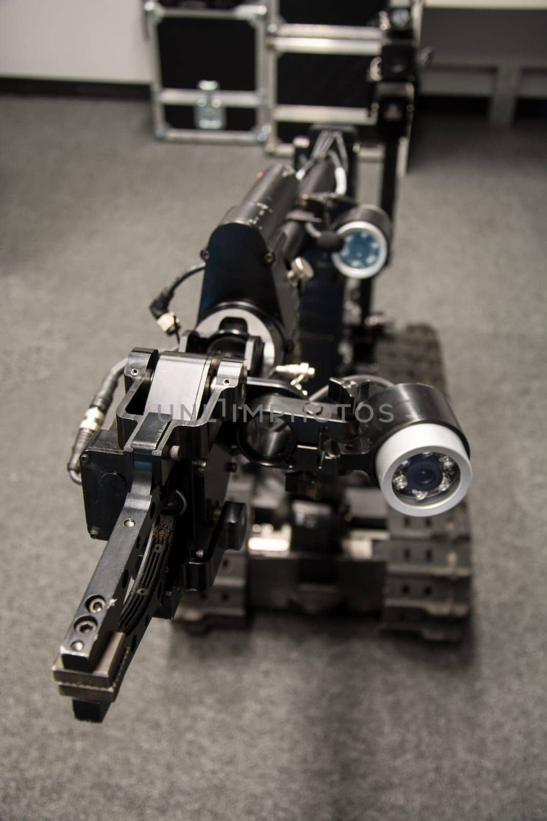 Search and rescue robot unit with tracks