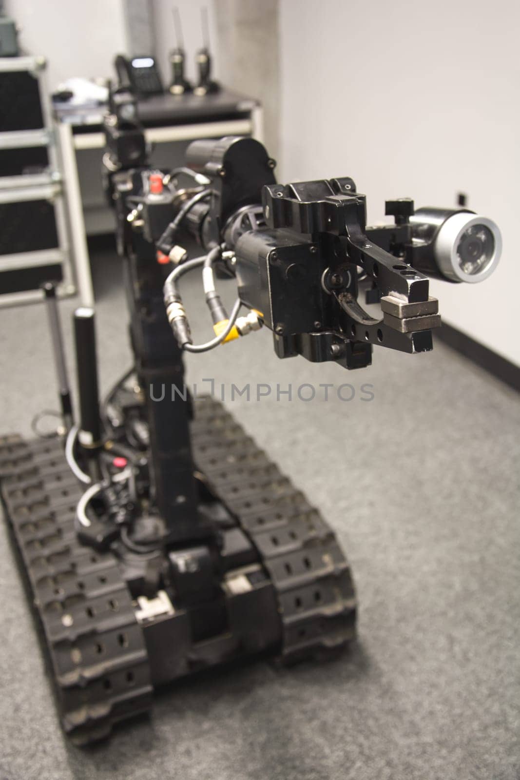 Search and rescue robot unit with tracks