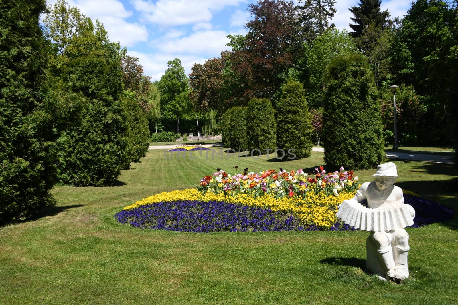 Zirndorf Park Stadtpark Zimmermannspark Stadt Wiese Rasen Blumen Bayern Quetschnmännla Ziehharmonika Junge Skulptur Zirndorfer Tirolerjunge Figur Zimmermann Mittelfranken Ankerzentrum Stadtfest