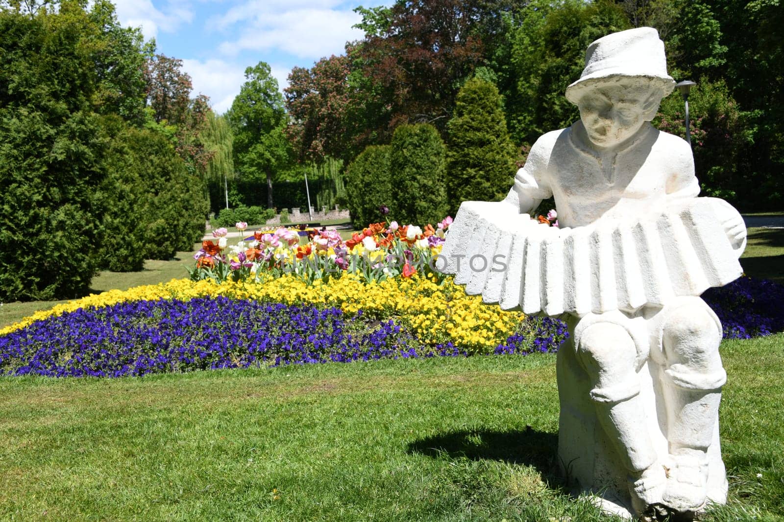 Zirndorf Park Stadtpark Zimmermannspark Stadt Wiese Rasen Blumen Bayern Quetschnmännla Ziehharmonika Junge Plastik Zirndorfer Flüchtlinge Figur Zimmermann Events Ankerzentrum Stadtfest