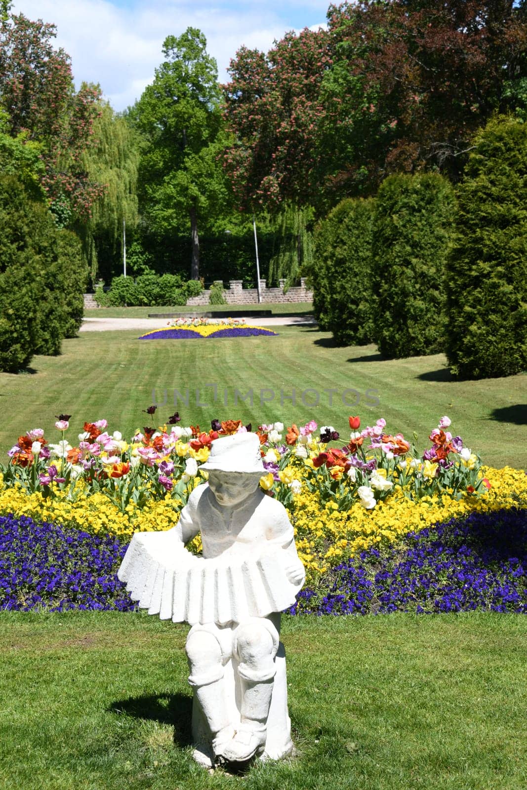 Zirndorf Park Stadtpark Zimmermannspark Stadt Wiese Rasen Blumen Bayern Mittelfranken Quetschnmännla Ziehharmonika Junge Plastik Zirndorfer Flüchtlinge Figur Zimmermann Mittelfranken Ankerzentrum Stadtfest Flüchtlingslager Migranten Deutschland