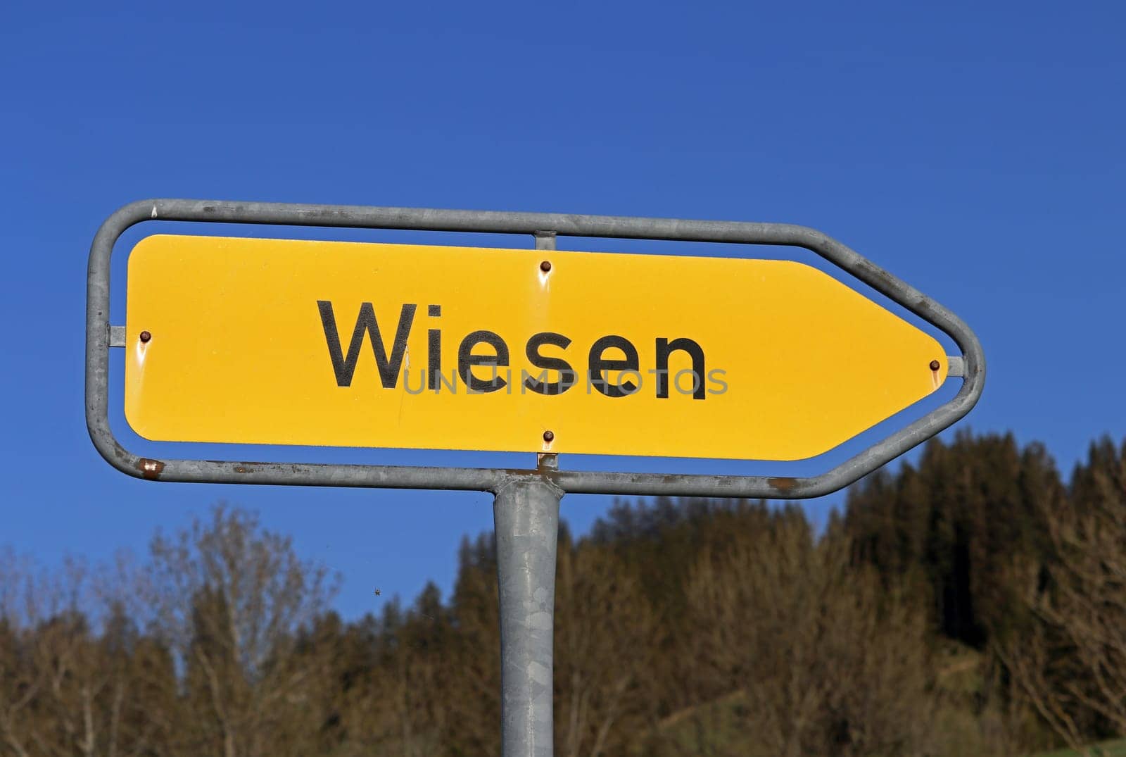Traffic sign meadows. Here it goes in the direction of Wiesen
