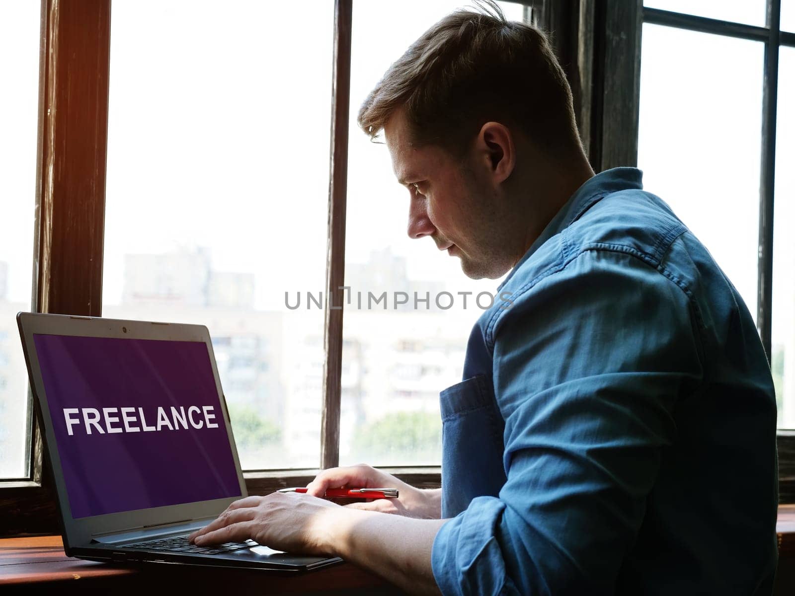 A man is looking for a freelance job on the Internet for a freelancer.
