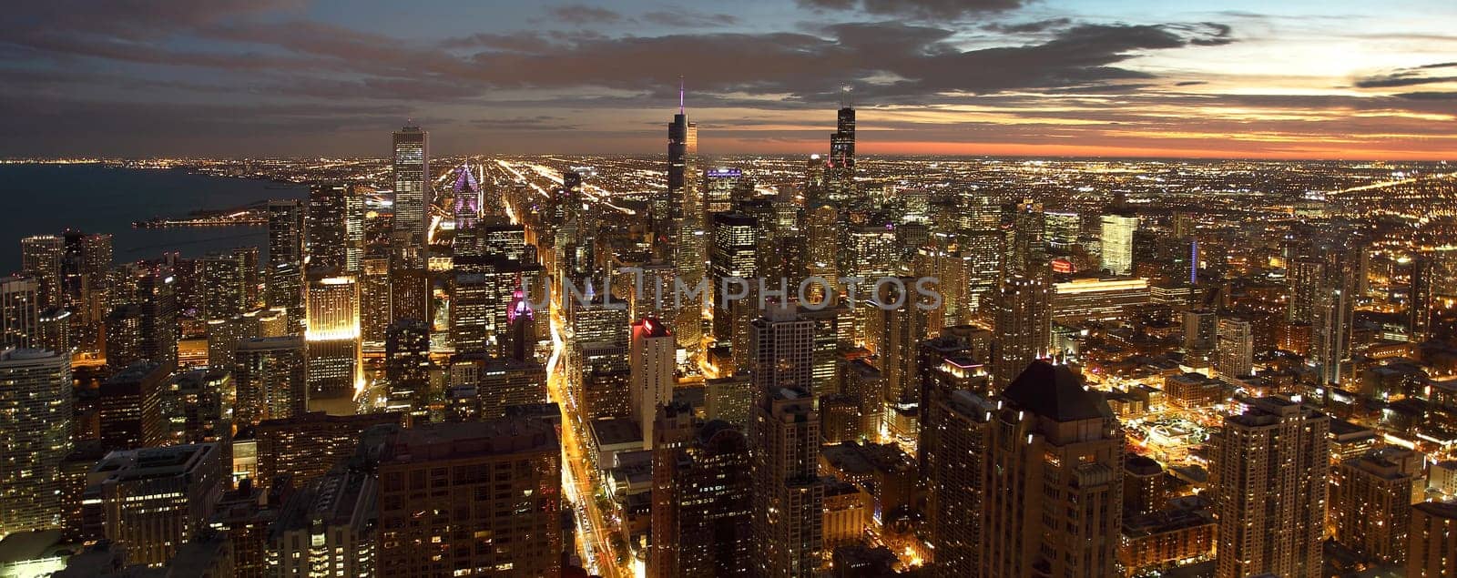 HKHX8A Atmospheric scene of Chicago at night showing Michigan Avenue and downtown
