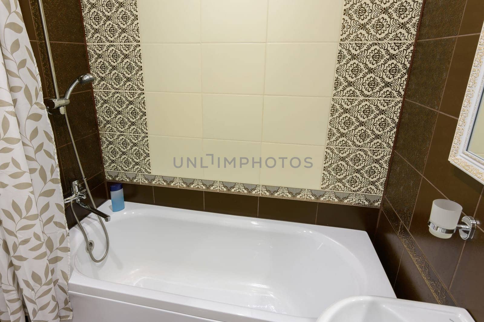 Classic style bathroom with a small bathtub in the bathroom in the hotel room
