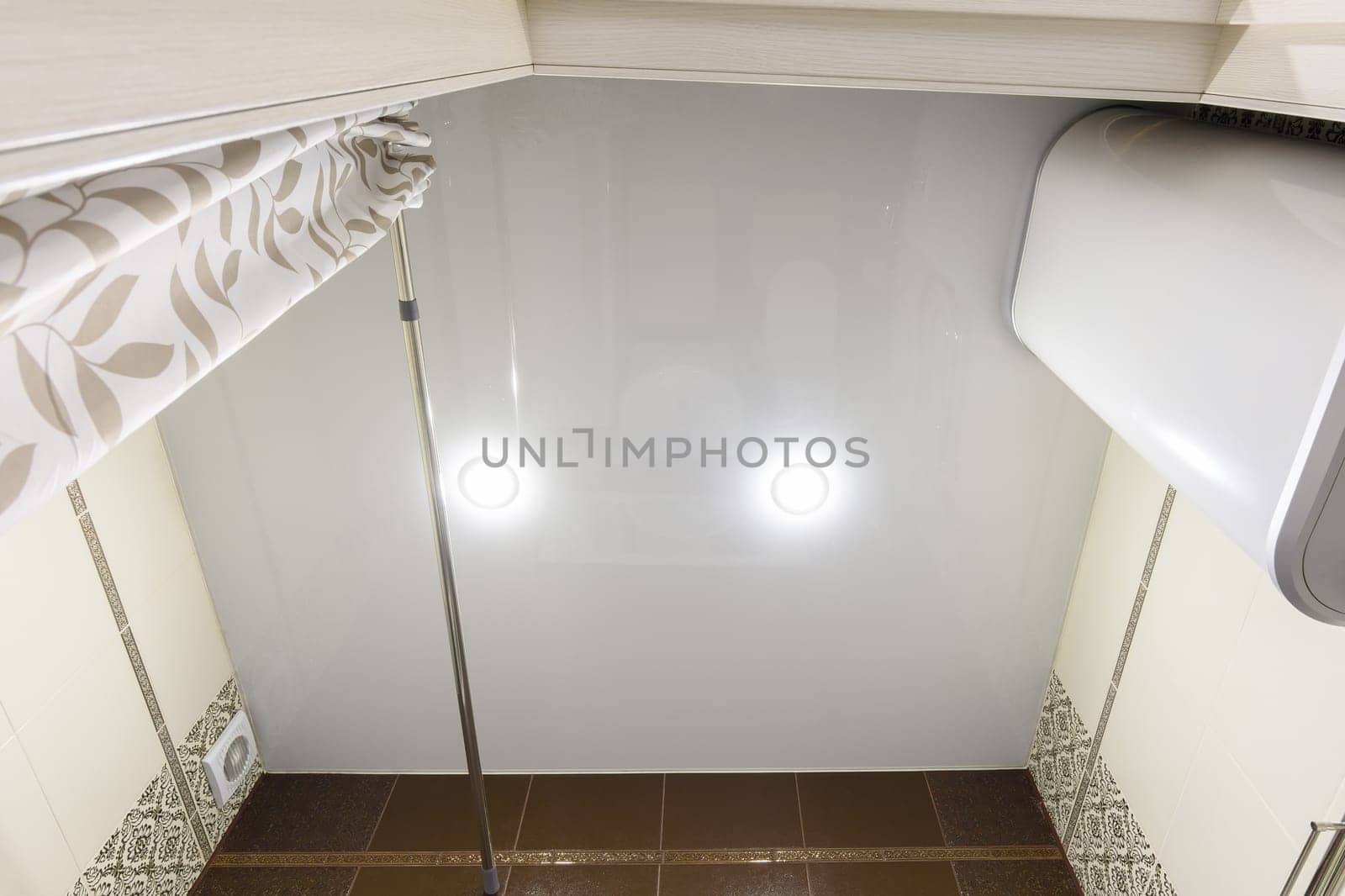 Stretch glossy ceiling in the bathroom