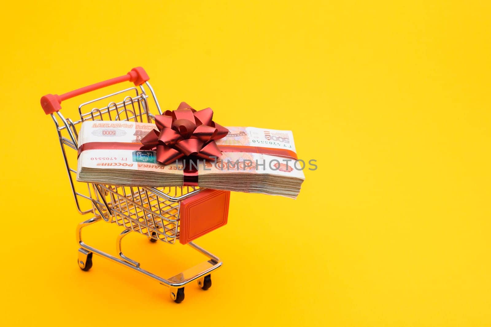 On the grocery cart is a bundle of money as a gift