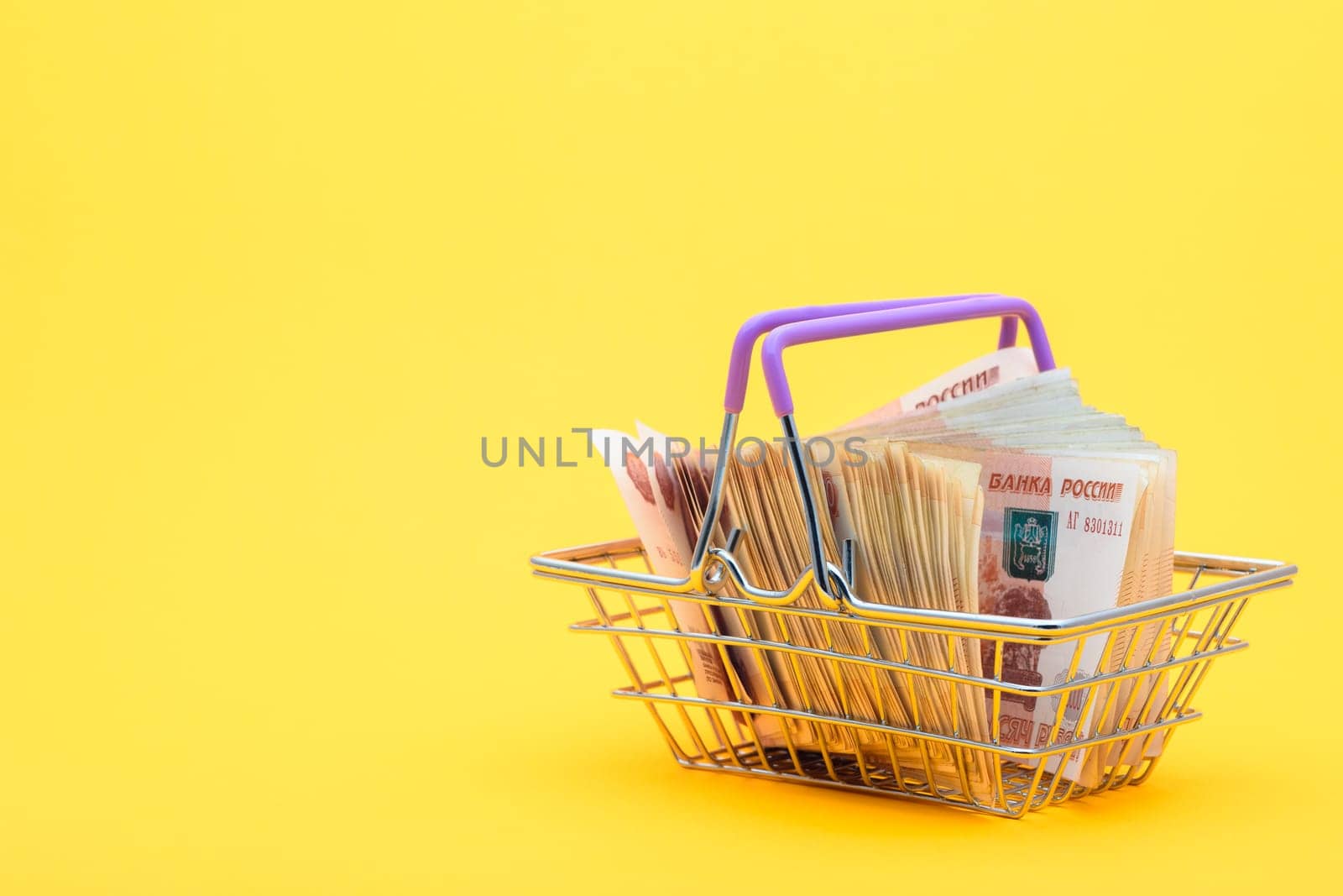 In the grocery cart are Russian banknotes of five thousand rubles