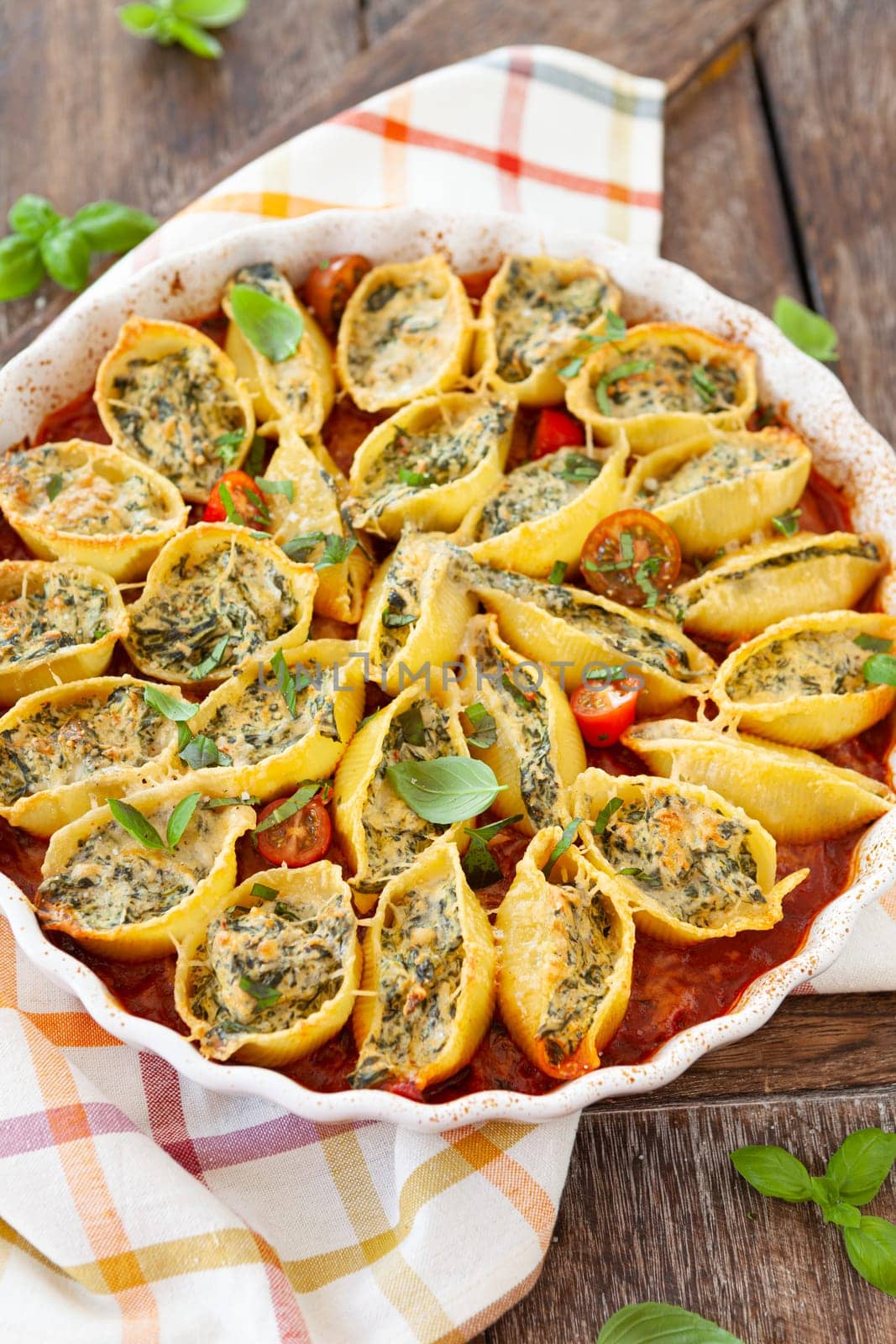 Filled shell pasta with ricotta and spinach in tomato sauce