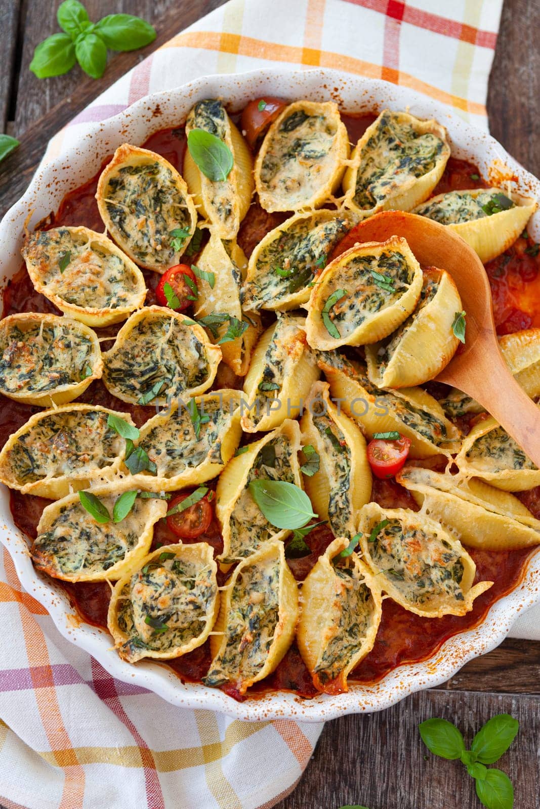 Filled shell pasta with ricotta and spinach in tomato sauce