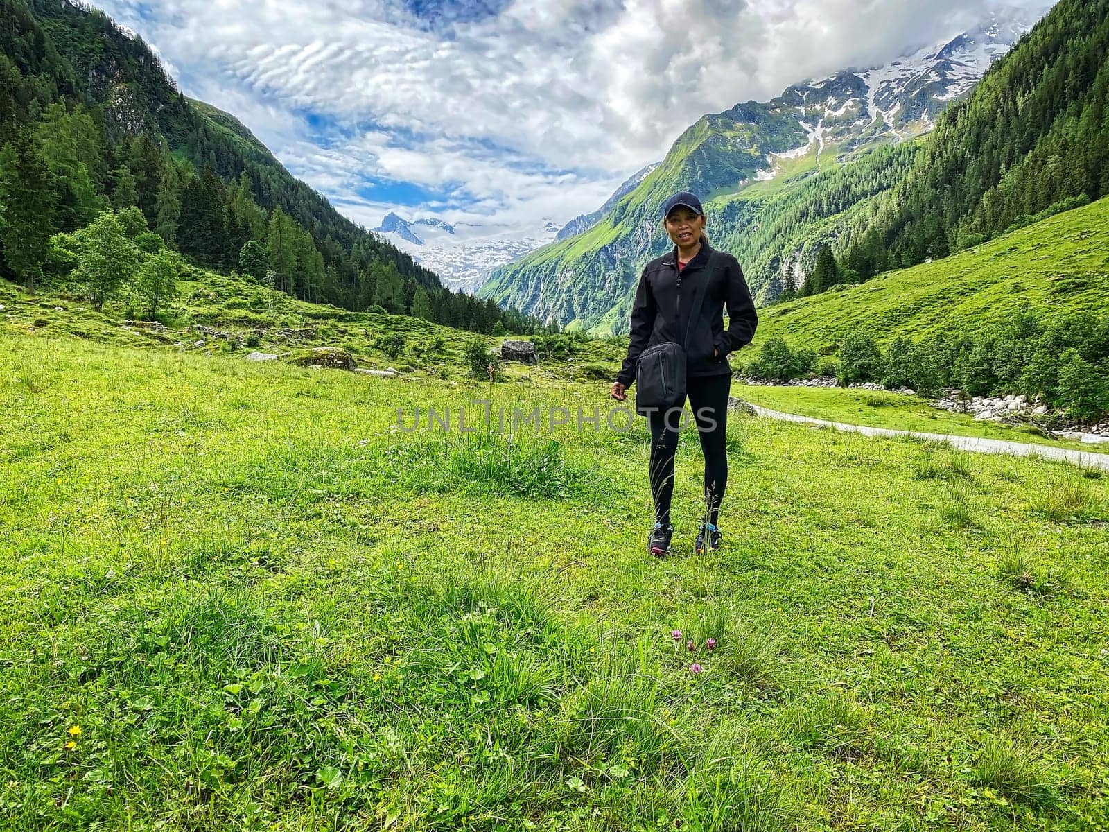 Asian woman makes holiday in the European alps
