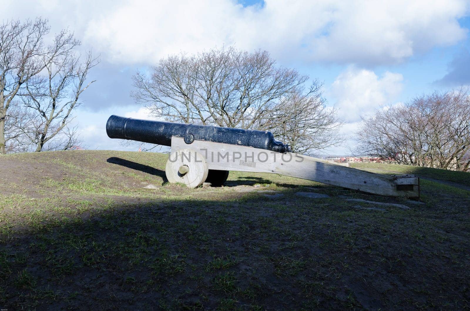 one old cannon of metall and wood build to defence gothenburg