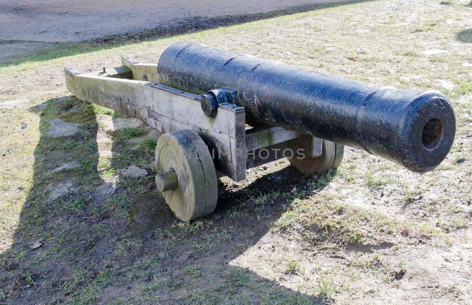 one old cannon of metall and wood build to defence gothenburg