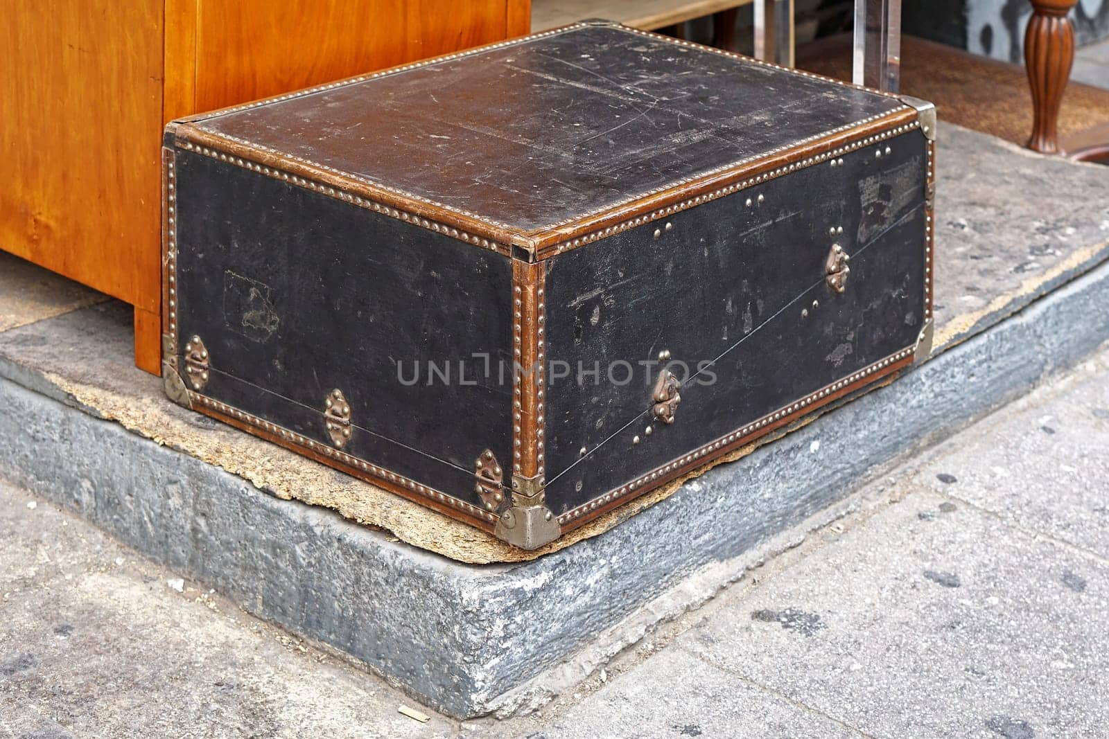 Retro black trunk travel case