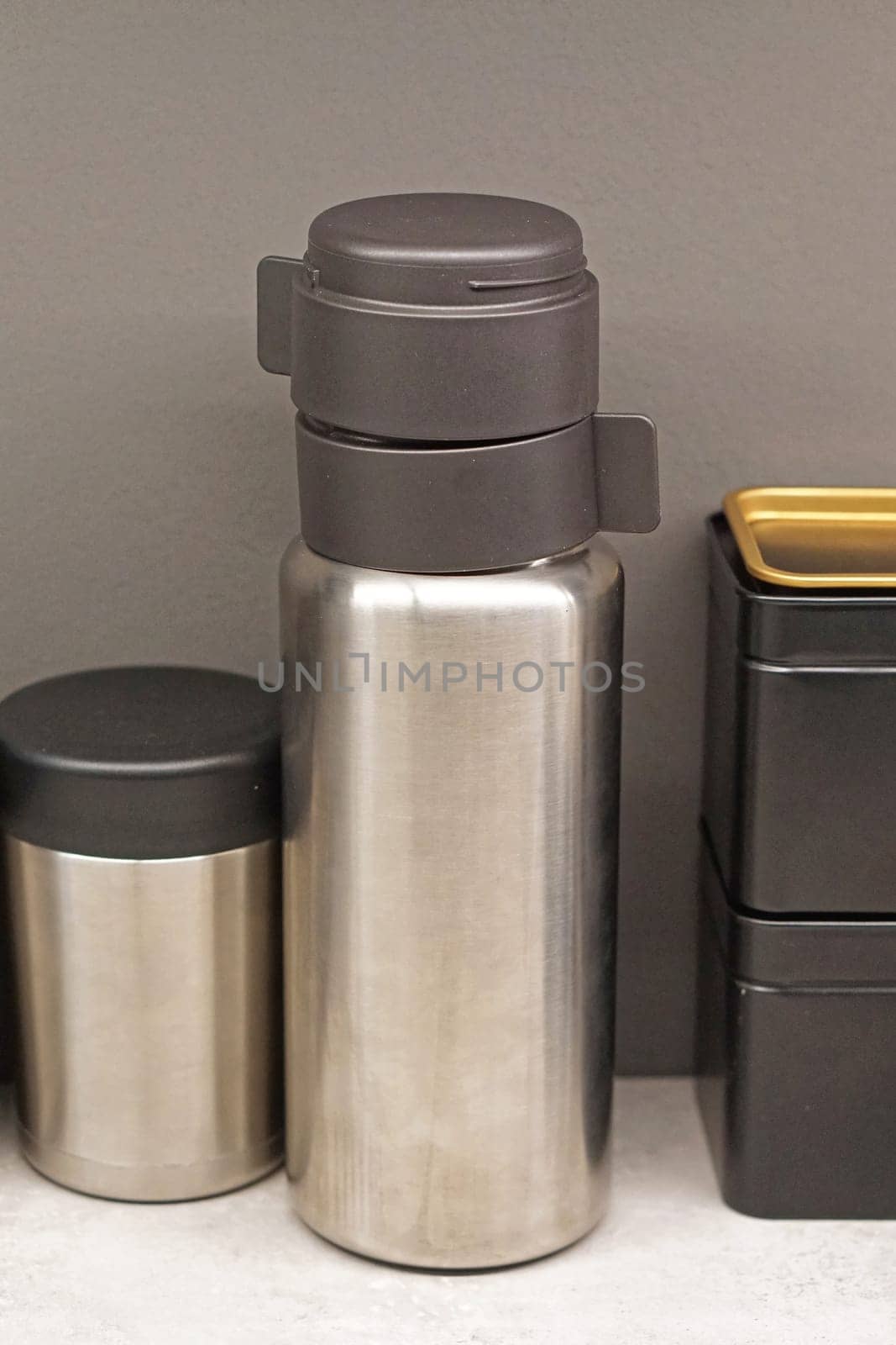 Insulated stainless steel vacuum bottle with cups