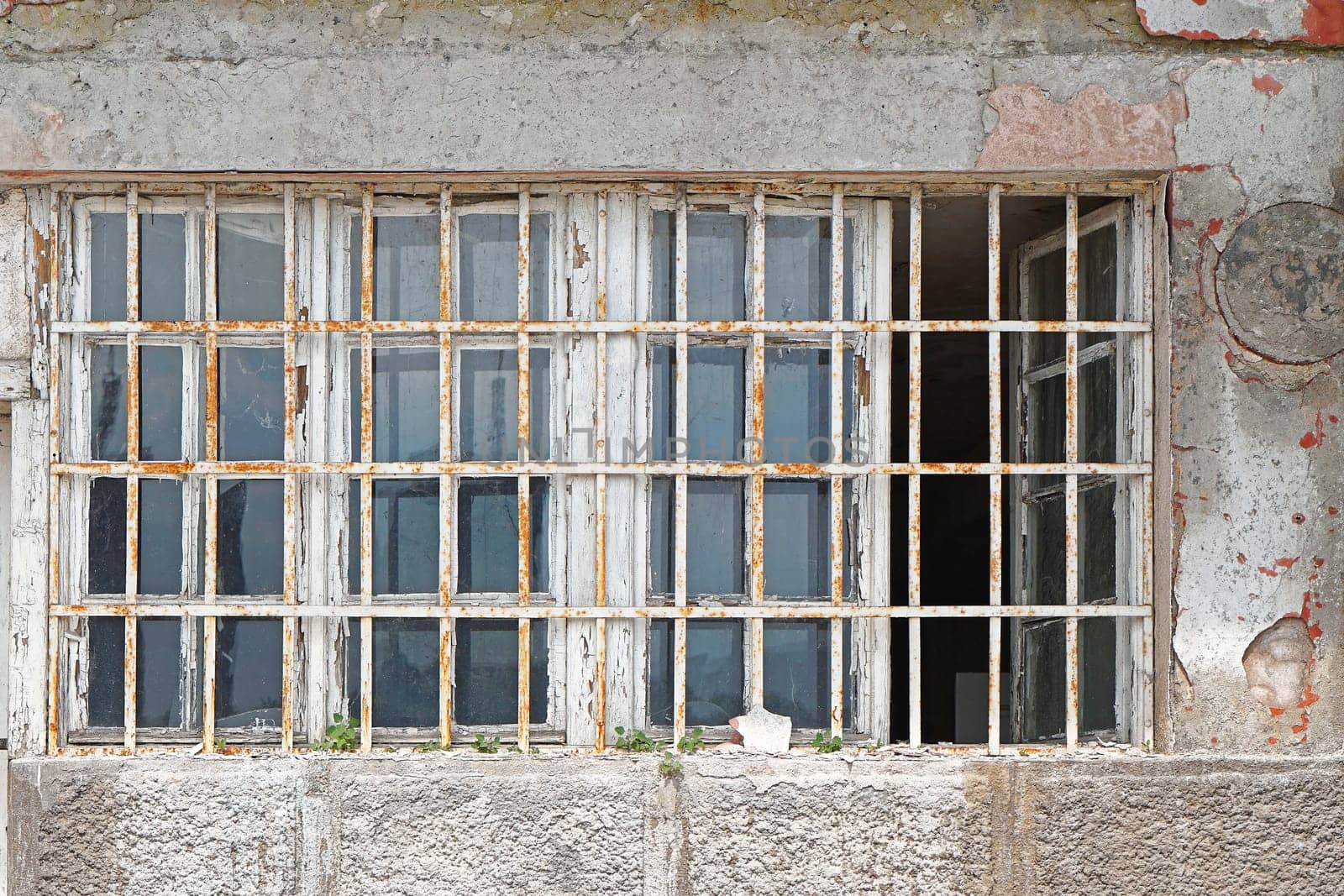 Long window with security bars protection