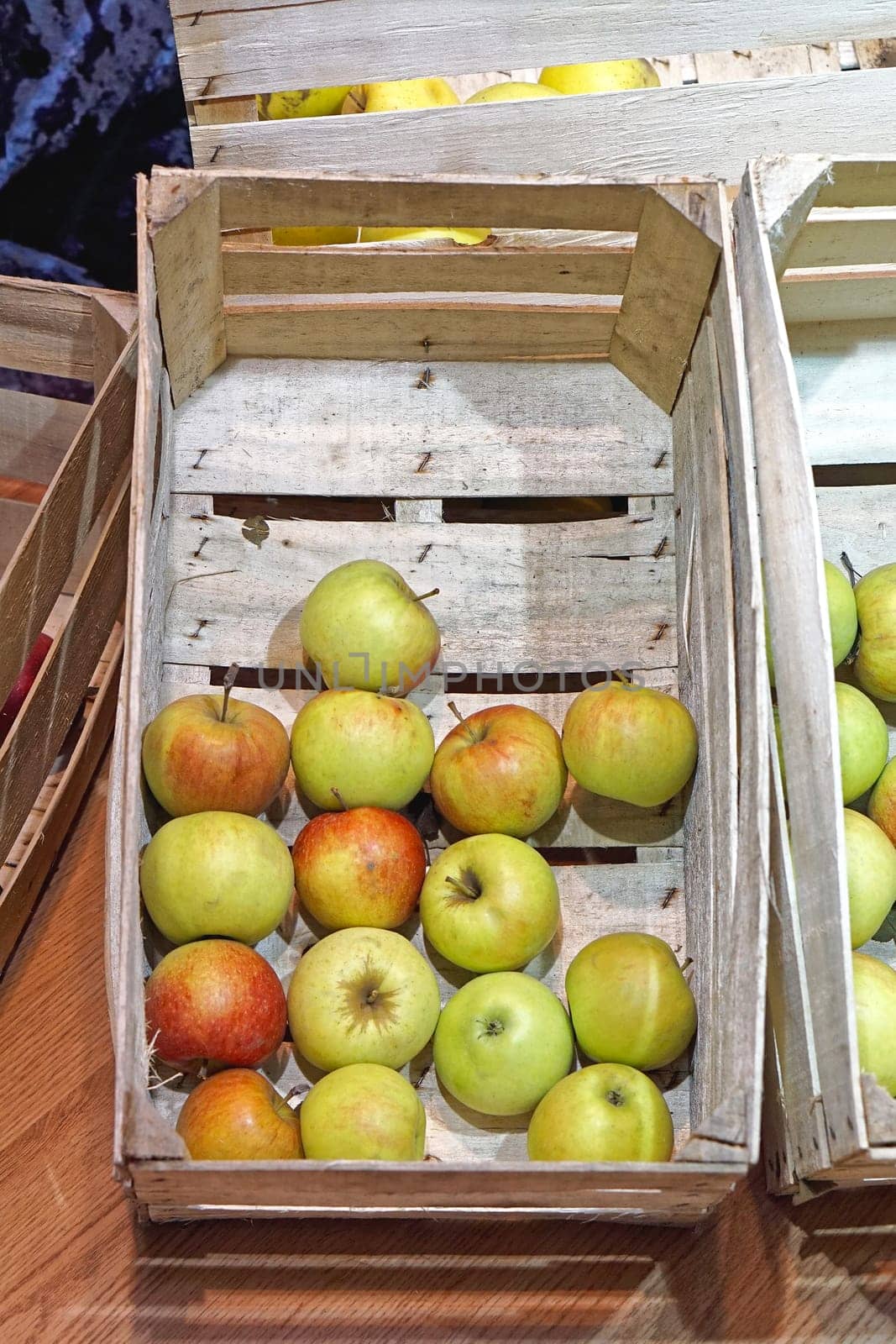 Apple fruits in wooden crate