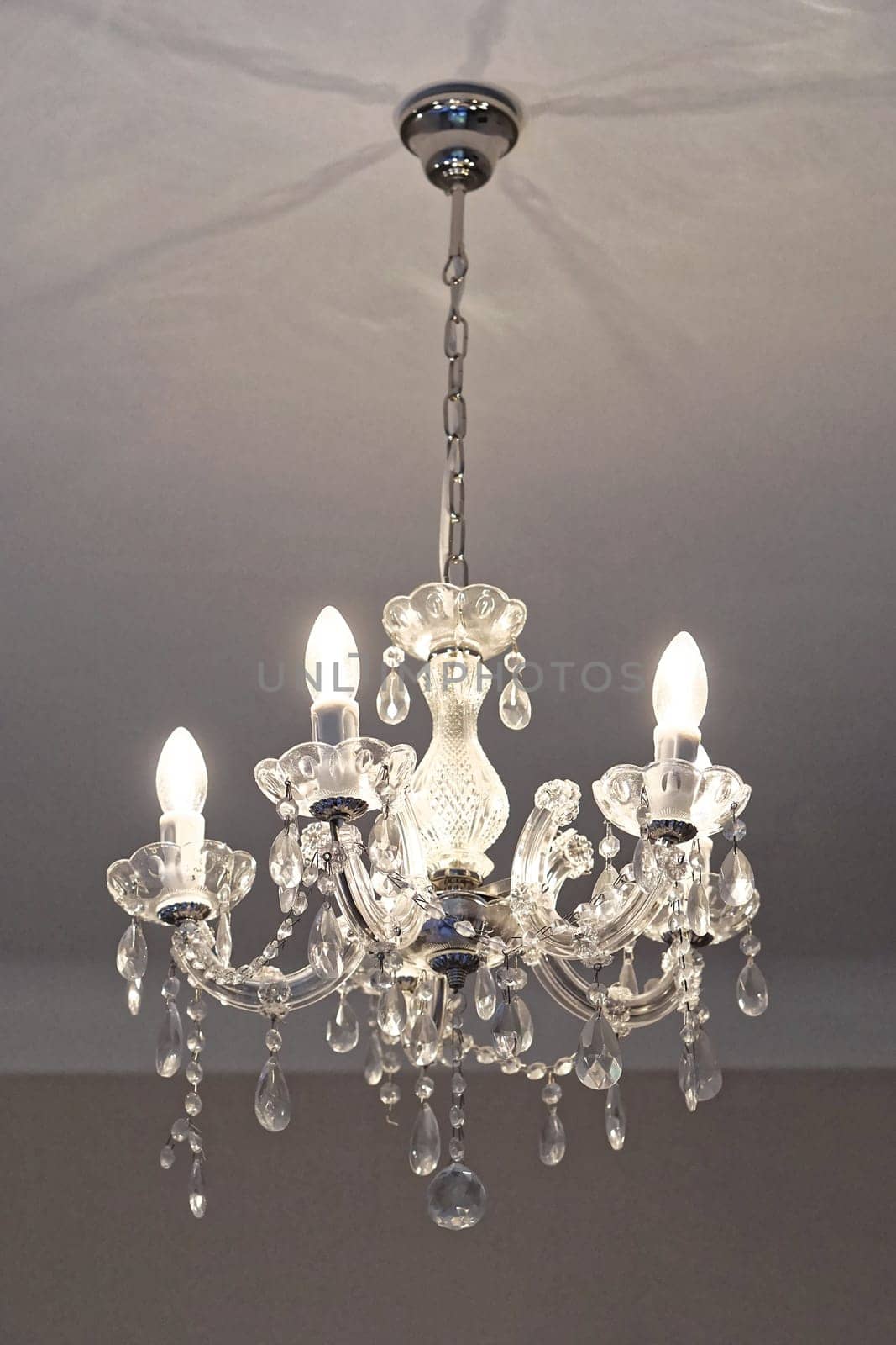 Crystal chandelier with incandescent light bulbs