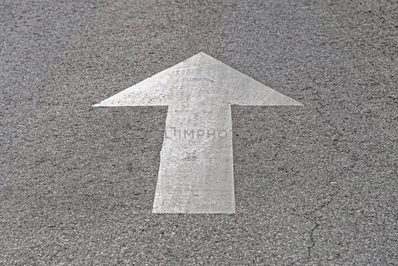Direction arrow at street traffic sign