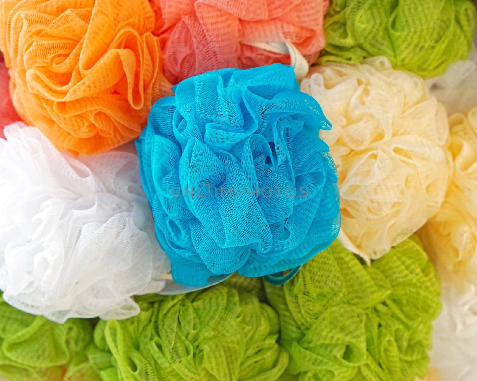 Plastic mesh pouf bath sponges