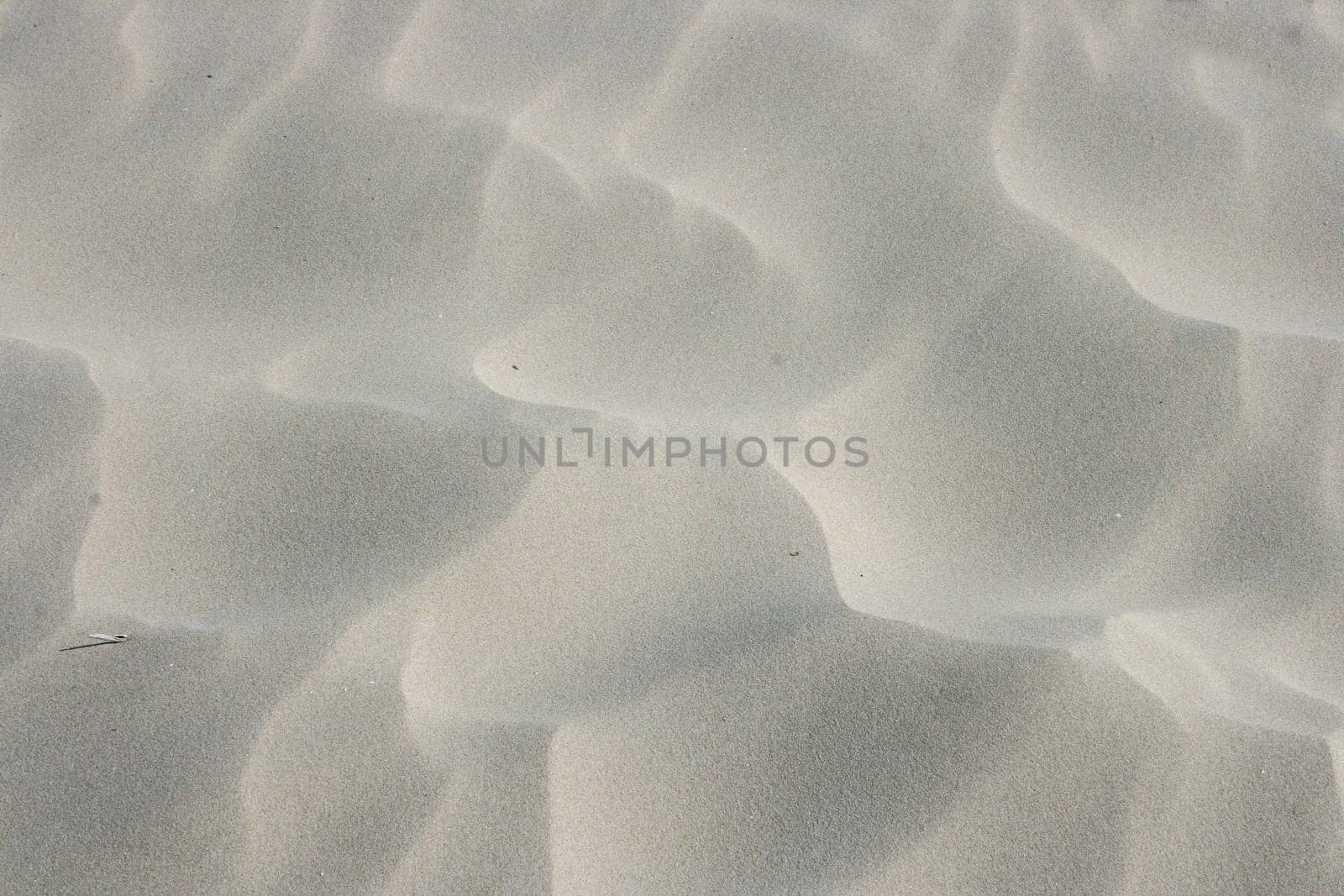 a wavy pattern in beige sand.