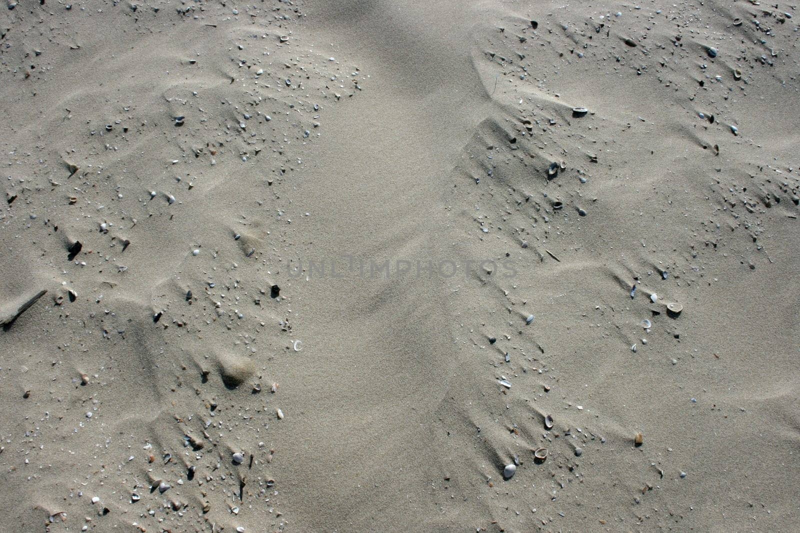 a wavy pattern in beige sand.
