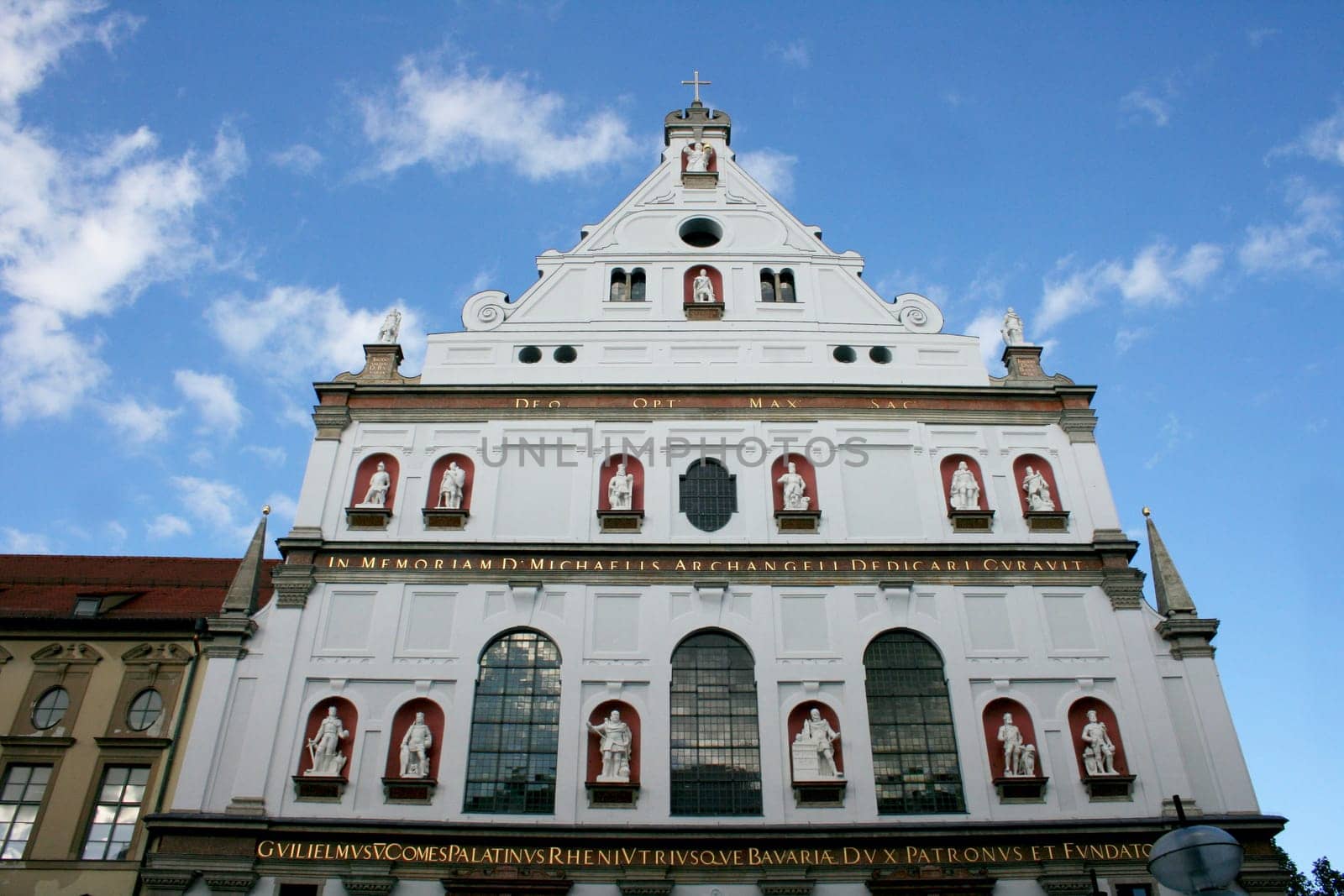 a imposing buildings in the center of Munich.
