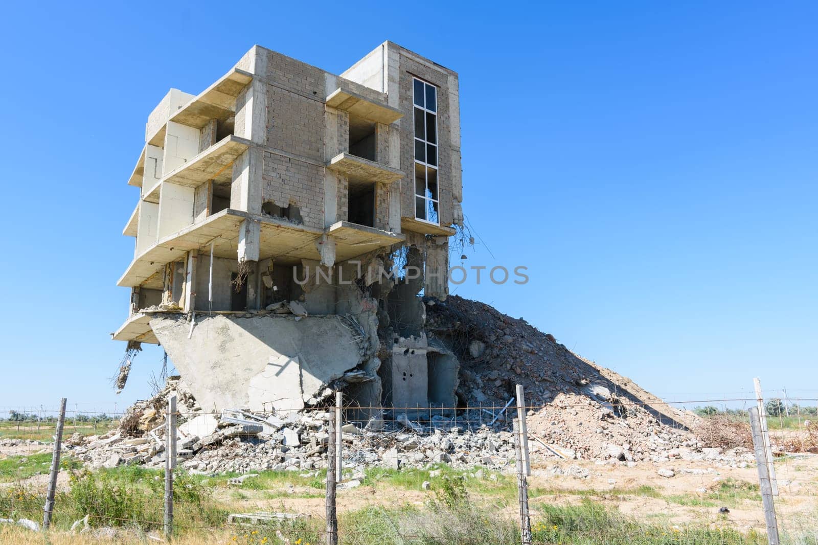 Illegal construction on the coastal side, hotel demolition
