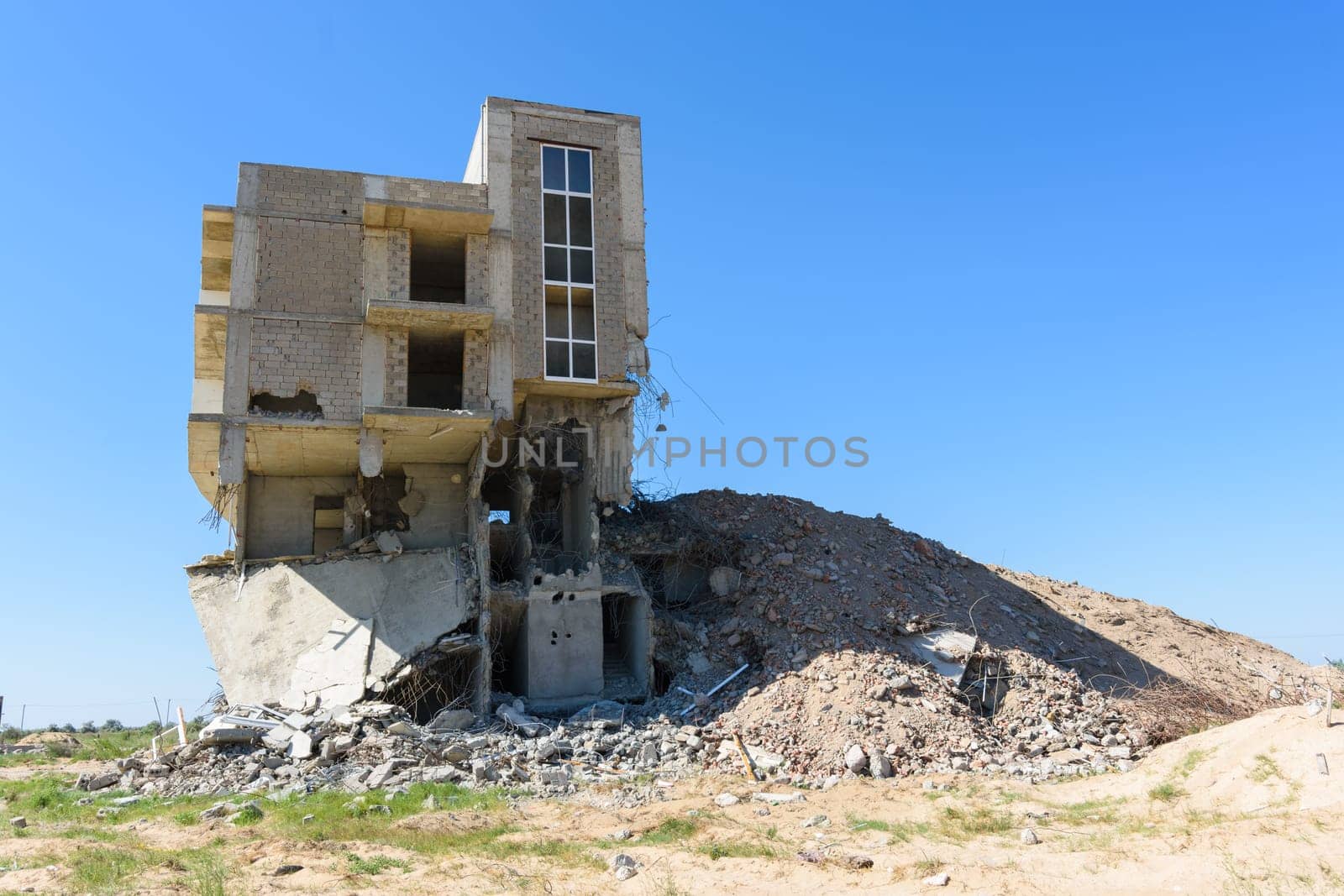Demolition of an illegally built house in the riverside