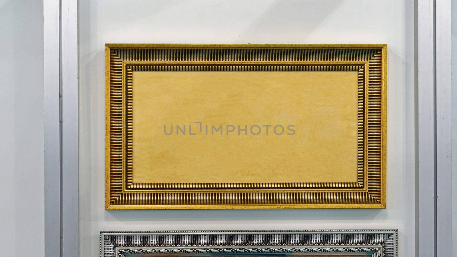 Panoramic picture frame in gold color