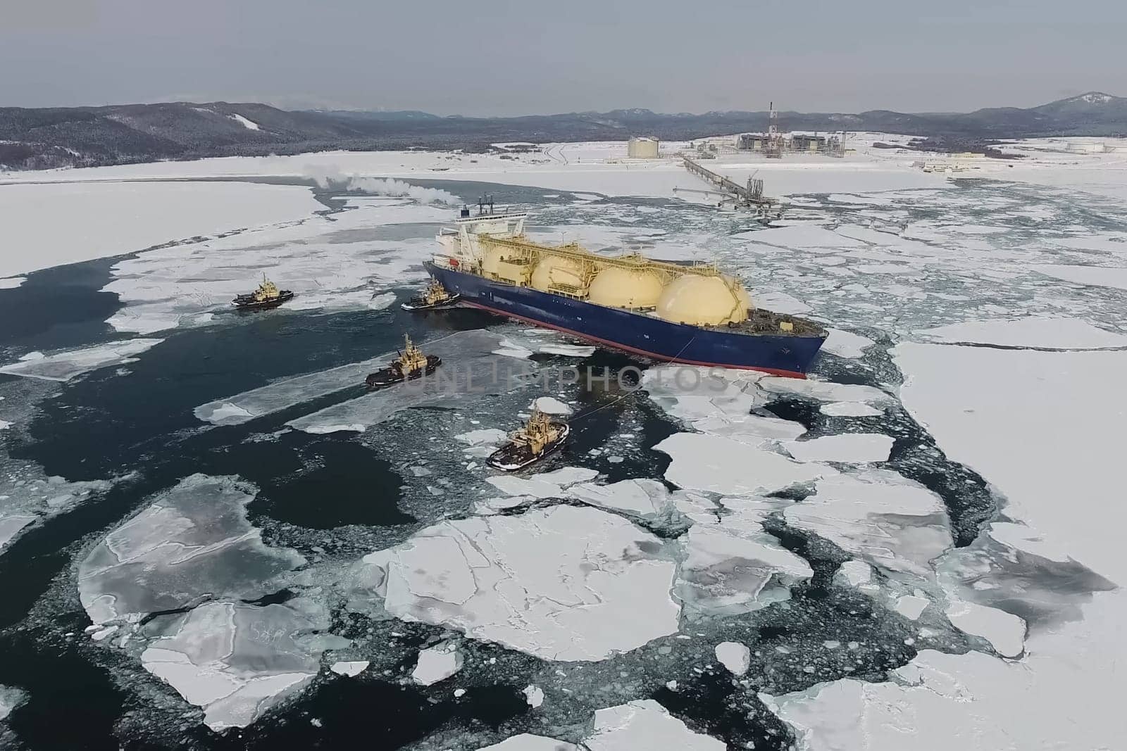 Towing a liquefied gas tanker. Transportation of hydrocarbons by sea.