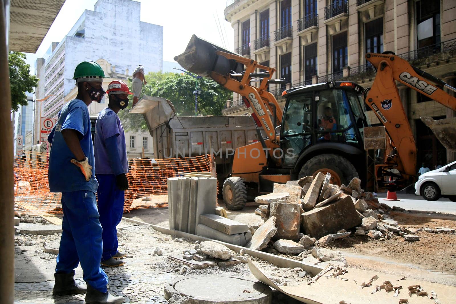 salvador, bahia / brazil - september 8, 2020: backhoe trablah collecting rubble from sidewalk contraction in the neighborhood of Comercio in the city of Salvador.