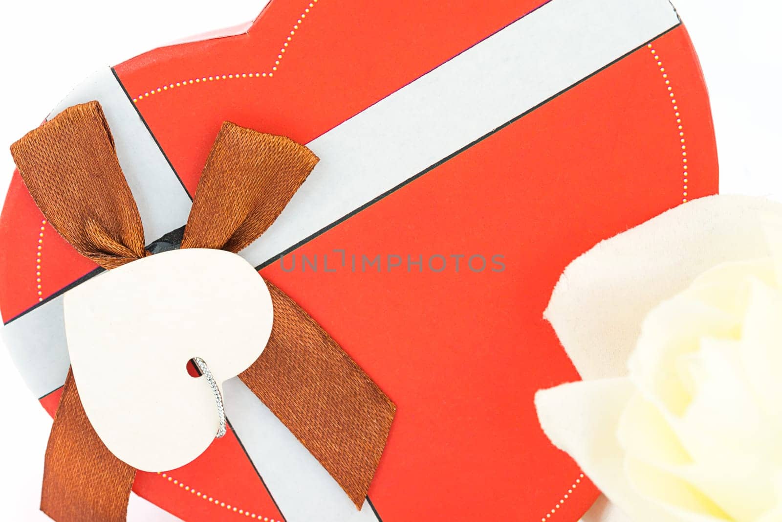 Close up red white and heart-shaped box ,Valentine's Day concept with roses and red heart-shaped box