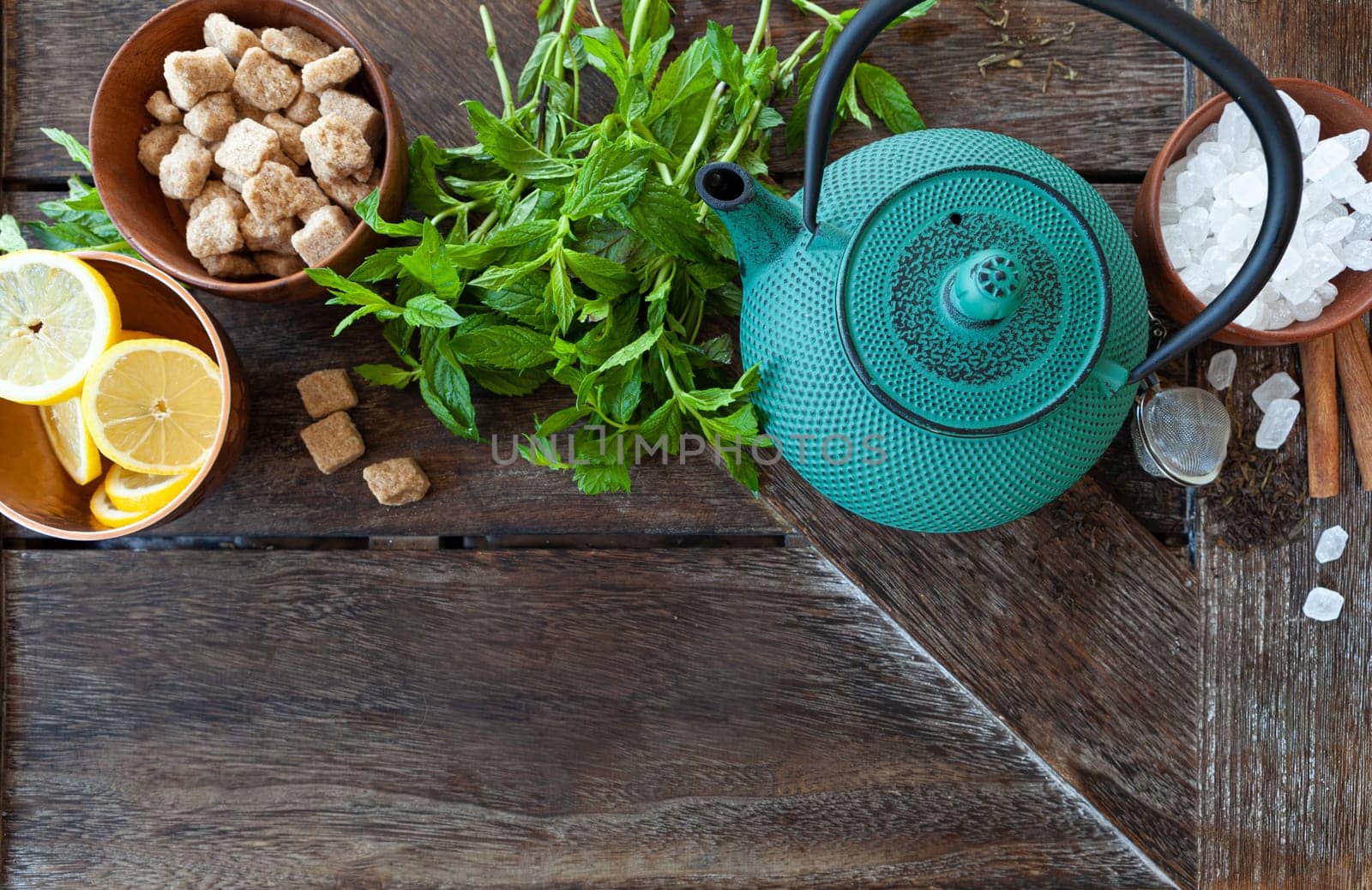 Making delicious tea with fresh mint leaves and sugar cubes