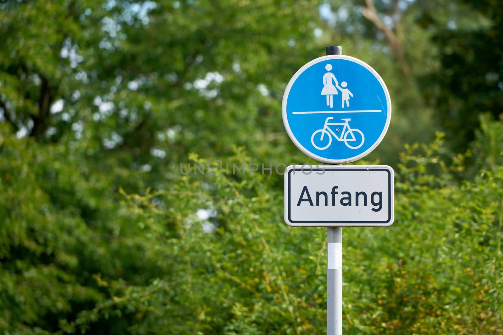 Traffic sign for pedestrians and cyclists in Germany with the indication "Start"""