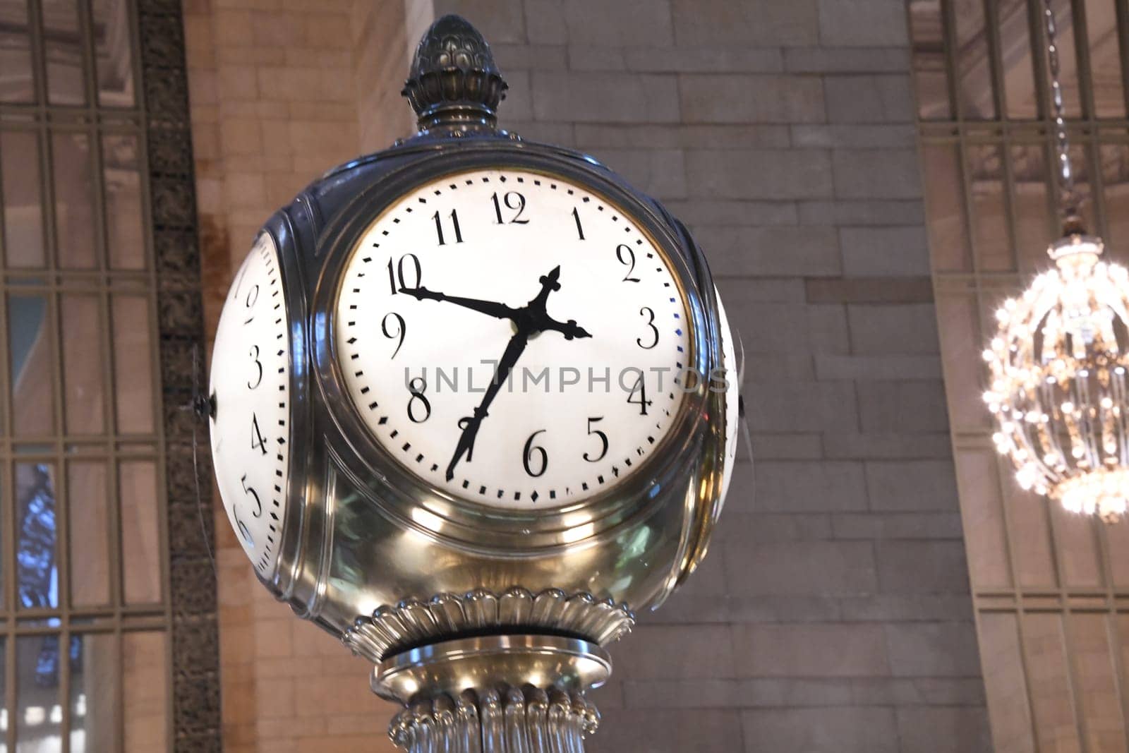 The value of this world-famous clock at Grand Central Station is made of precious opal glass. The value is estimated at up to 20 million dollars. New Yok - Manhattan