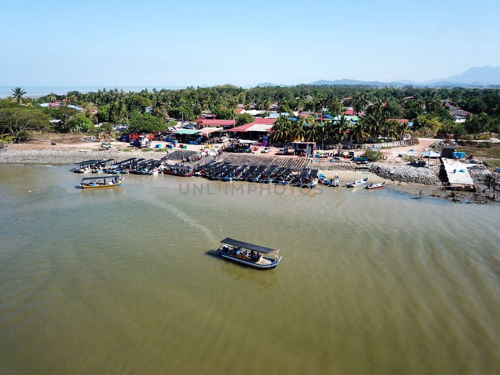 Fishing boat leave pasar bisik-bisik.